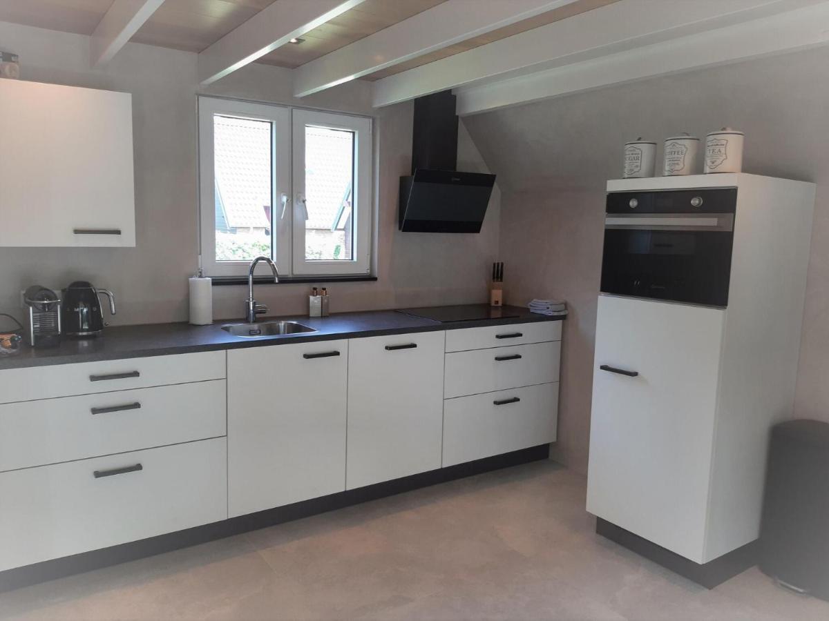 Stylish Holiday Home By The Sea Tuitjenhorn Екстер'єр фото